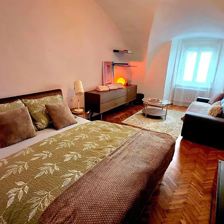 Golden Spur - Old Town Apartment *
